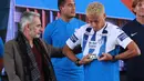 Gelandang baru Pachuca, Keisuke Honda asal Jepang memakai jersey klub barunya di samping presiden tim Jesus Martinez saat jumpa pers di Football University, Pachuca, Negara Bagian Hidalgo, Meksiko, (18/7). (AFP Photo/Victor Cruz)