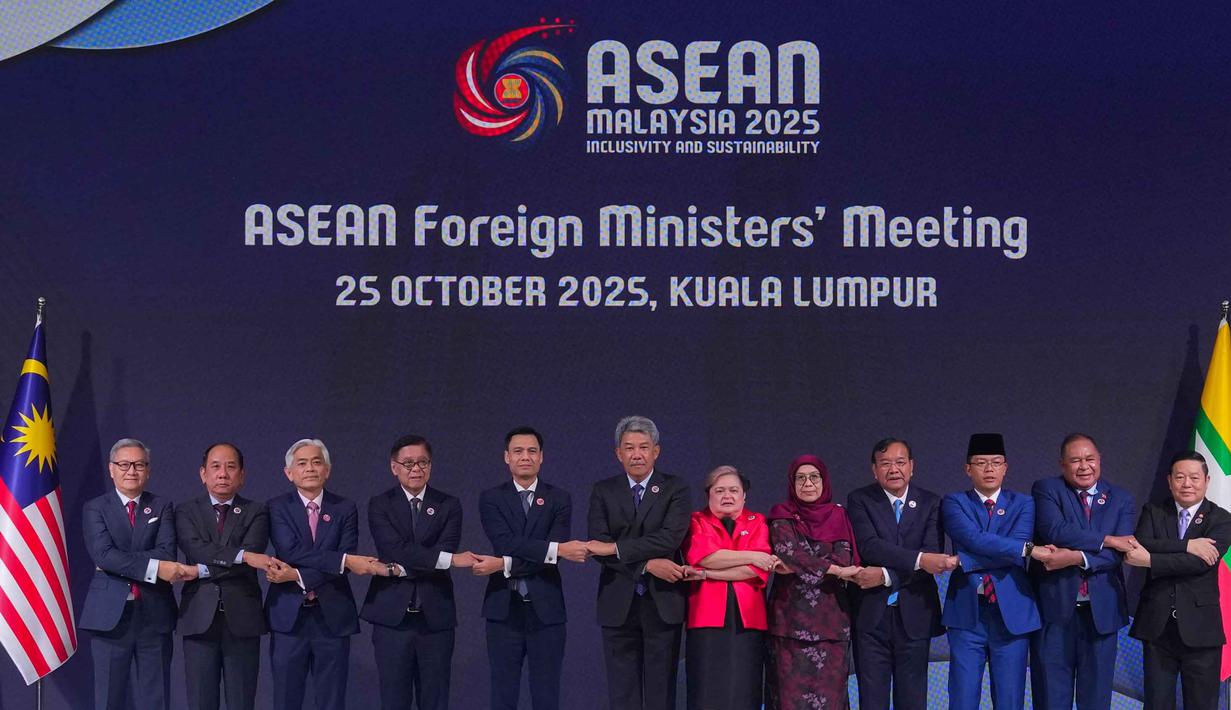 KTT ke-47 juga akan menandai berakhirnya keketuaan Malaysia di ASEAN. Pada acara penutupan, Perdana Menteri Malaysia akan menyerahkan tongkat estafet keketuaan kepada Filipina, yang akan menjadi tuan rumah KTT ASEAN berikutnya pada 2026. (AP Photo/Rafiq Maqbool)