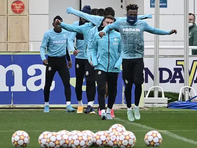 Gelandang Villarreal Samuel Chukwueze (depan) dan timnya mengambil bagian dalam sesi latihan di Ciudad deportiva Villarreal di Vila-Real, Selasa (15/3/2022). Villarreal akan berhadapan dengan Juventus dalam leg kedua babak 16 besar Liga Champions pada hari Rabu, 16 Maret 2022. (JOSE JORDAN/STR/AFP)