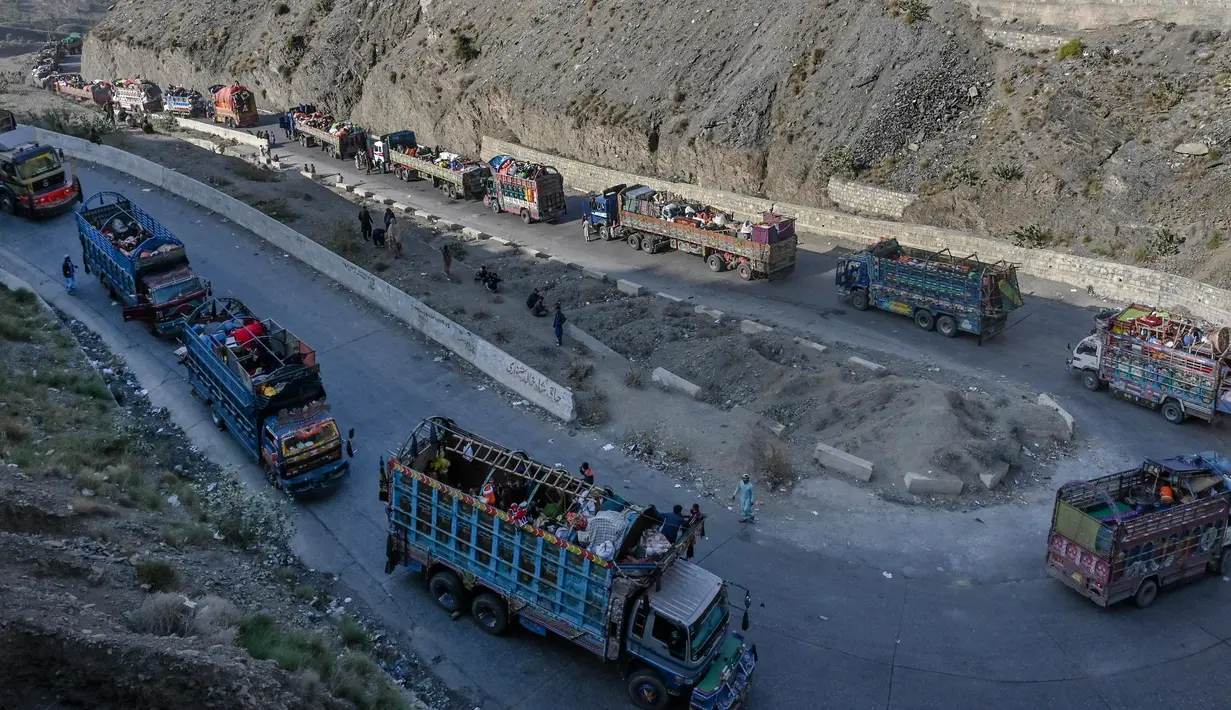 Antean truk yang mengangkut para pengungsi Afghanistan di sepanjang jalan menuju perbatasan Torkham Pakistan-Afghanistan pada tanggal 3 November 2023 (Abdul MAJEED/AFP)