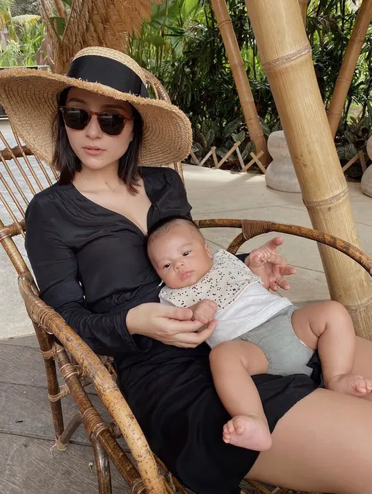 Terlebih saat dirinya bersantai bersama anaknya. Dress hitam dipadukan dengan topi dan kacamata gelap dengan frame coklat, membuat penampilan sangat fashionable. (Liputan6.com/IG/lolitagustine)