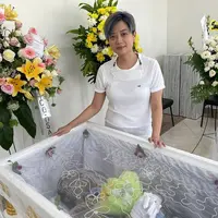 Ayah Leony meninggal dunia. (Indtagram/@leonyvh)