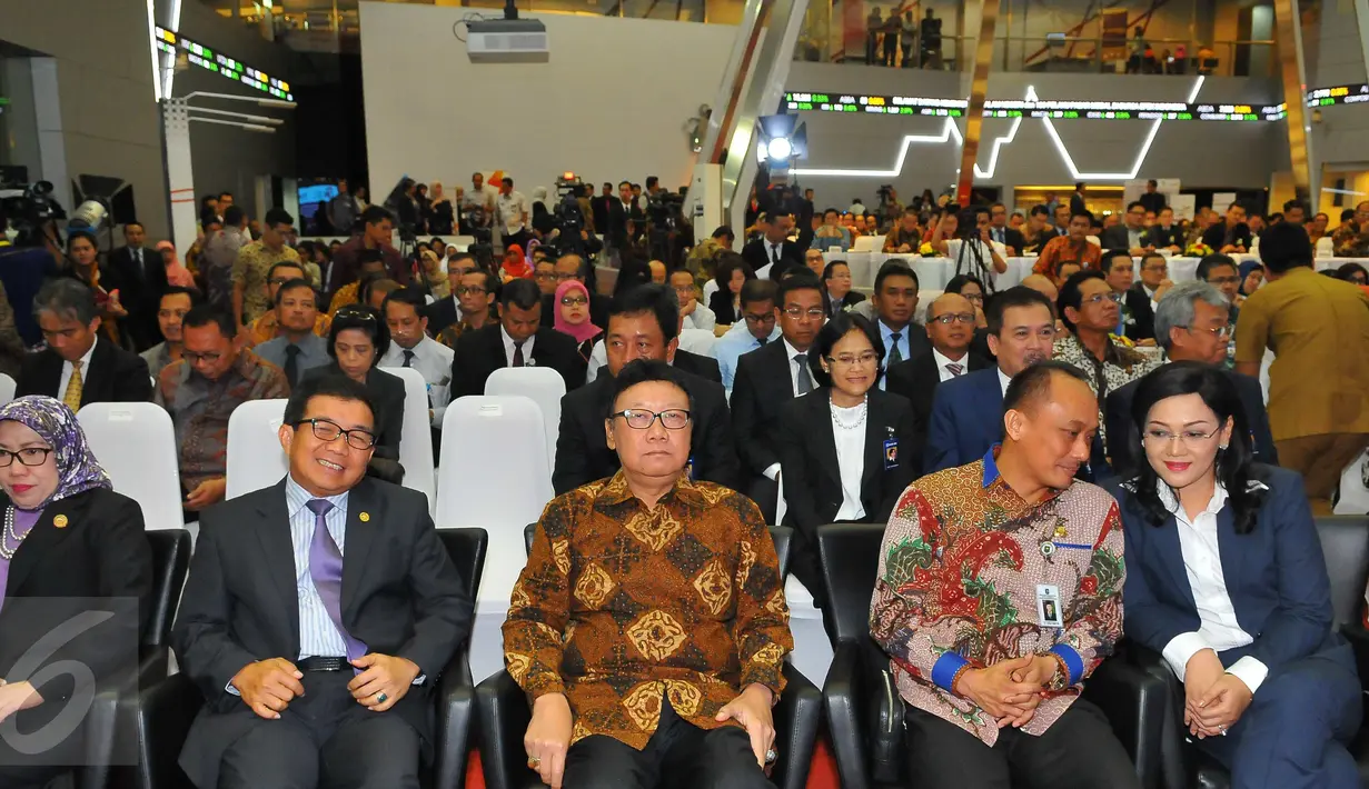 Mendagri Tjahjo Kumolo menghadiri acara penandatangan kerja sama pemanfaatan data kependudukan dengan 100 pelaku usaha Bursa Efek Indonesia (BEI) di Jakarta, Selasa (22/11). Penandatangan kerja sama ini masuk dalam rekor MURI. (Liputan6.com/Angga Yuniar)