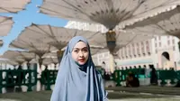 dr. Sindy tampil dengan abaya warna Biru dengan model kerut pada lengan serta kerudung syari warna serasi. [@dr.sindyputri_]