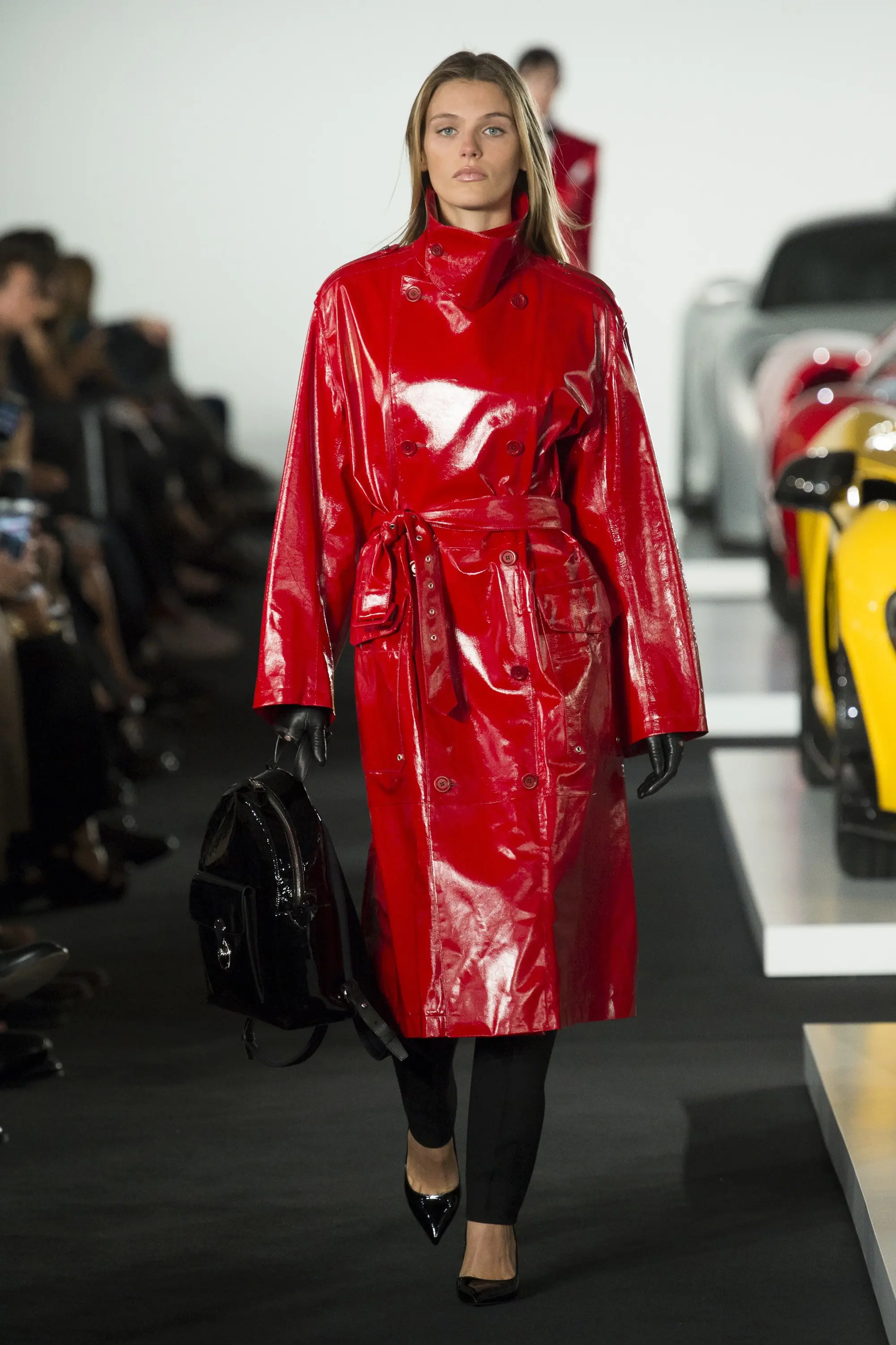 Long coat warna merah ini trendi banget rancangan Ralph Lauren. (Image: vogue.com)