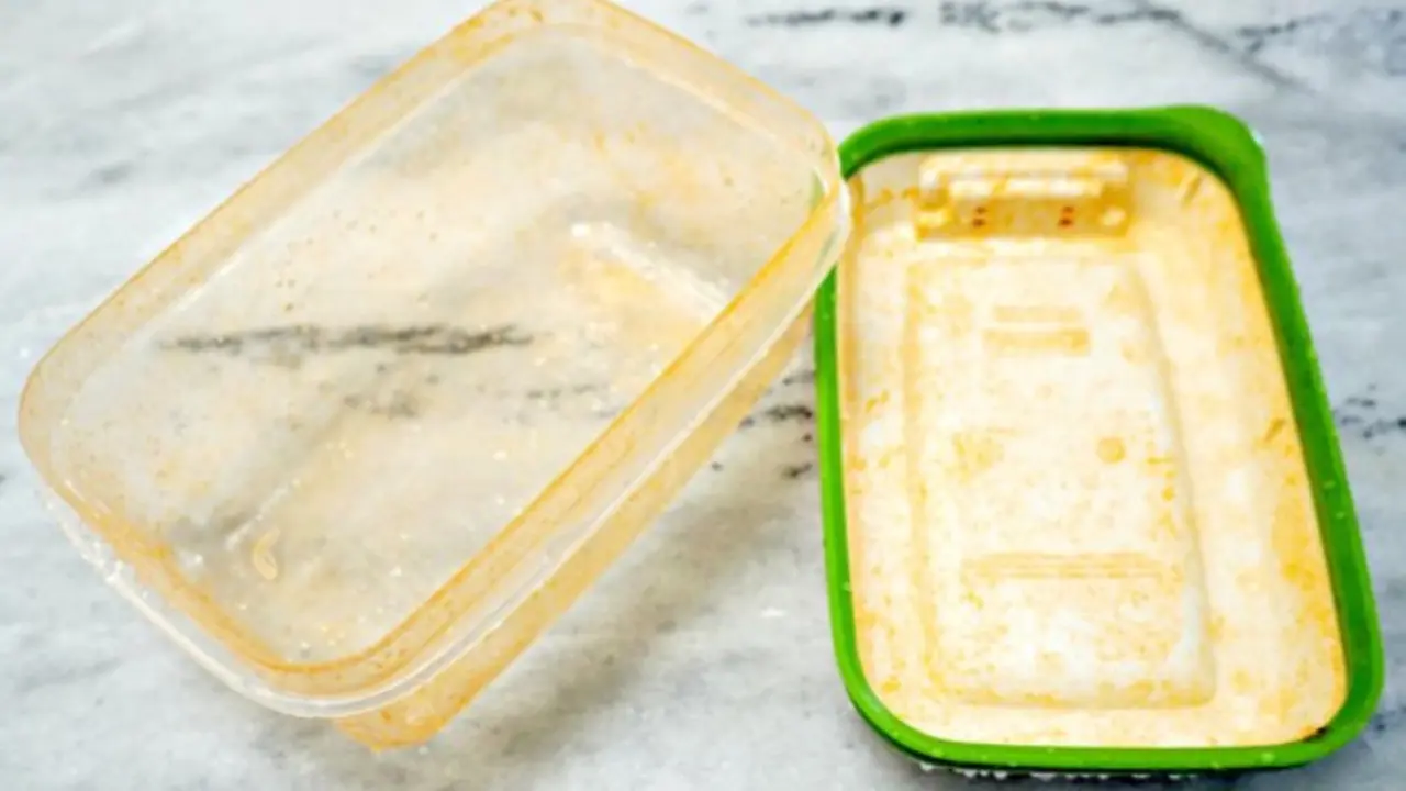 Cara Mudah Singkirkan Noda Saus Sambal Membandel di Wadah Plastik