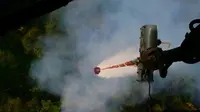 Proses water boombing dari helikopter untuk memadamkan Karhutla agar tidak menyebabkan bencana kabut asap. (Liputan6.com/Dok BPBD Riau/M Syukur)