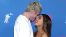 Ariana Grande terlihat cantik dengan silver mini dress dan sepatu boots yang berkilau. Sementara Pete Davidson hadir dengan pakaian yang lebih casual. (Paul Zimmerman/Cosmopolitan)