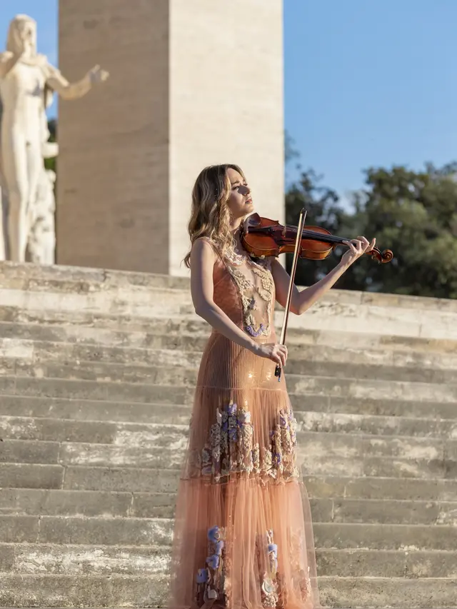 Melihat Persembahan Koleksi Gaun Couture Fendi dalam Pagelaran Musik Setelah Pandemi