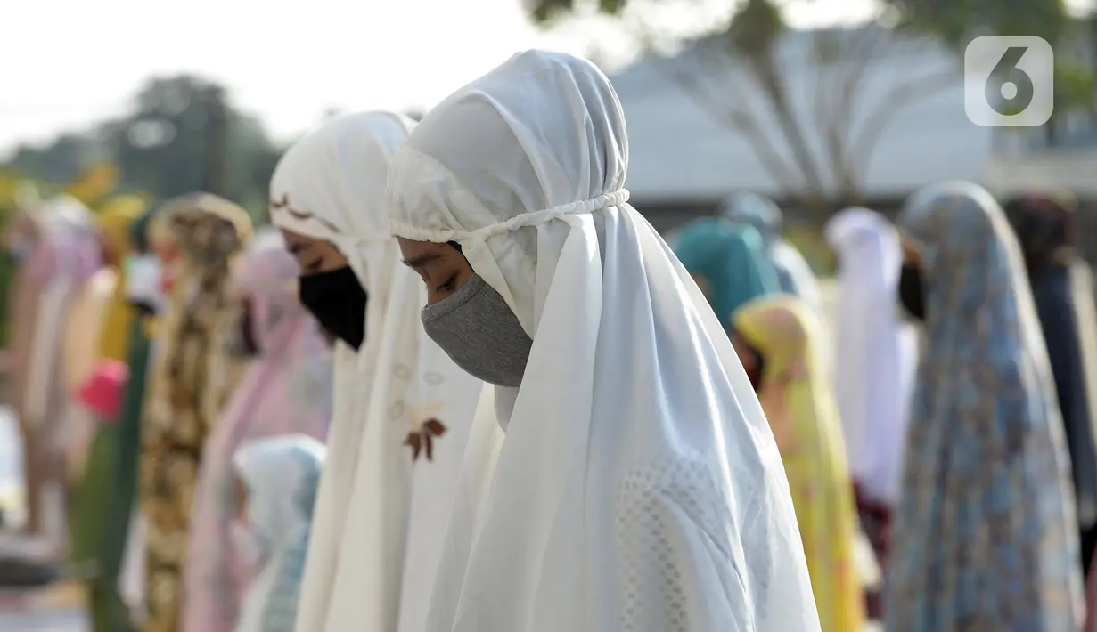 Pegawai pemerintahan Wali Kota Tangerang Selatan melaksanakan salat Idul Adha 1441 H di Masjid Al I'tishom, Kompleks Wali Kota Tangerang Selatan, Jumat (31/7/2020). Salat menerapkan physical distancing atau jaga jarak untuk mengantisipasi penularan COVID-19. (merdeka.com/Dwi Narwoko)