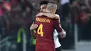 Radja Nainggolan memberikan ucapa selamat kepada Mohamed Salah usai semifinal Liga Champions di Olympic Stadium,(2/4/2018). Nainggolan gagal membawa Roma ke final setelah kalah agregat dari Liverpool 6-7. (AFP/Filippo Monteforte)