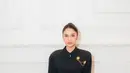 Azizah Salsha mengenakan kebaya janggan modern dengan hiasan bros emas rantai. Dipadukan bawah rok panjang flowy. [@azizahsalsha_]