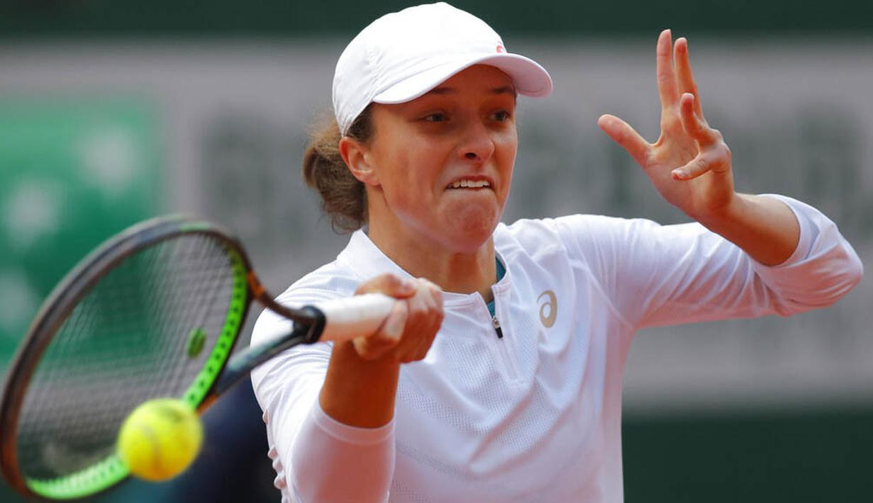 Petenis Polandia, Iga Swiatek, saat melawan wakil Amerika Serikat, Sofia Kenin, pada final Grand Slam Prancis Terbuka di Paris, Sabtu, Sabtu (10/10/2020). Petenis berusia 19 tahun itu menang dua set langsung 6-4 dan 6-1. (AP Photo/Michel Euler)