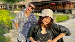 Aktris sekaligus selebgram ini memang kerap bergaya trendi dan kekinian. Ia selalu berhasil memadu padankan pakaian yang ia kenakan dengan topi yang dipakai. Di potret ini, ia tampil keren berfoto dengan sang kakak, Fadly Faisal.(Liputan6.com/IG/@Fuji)