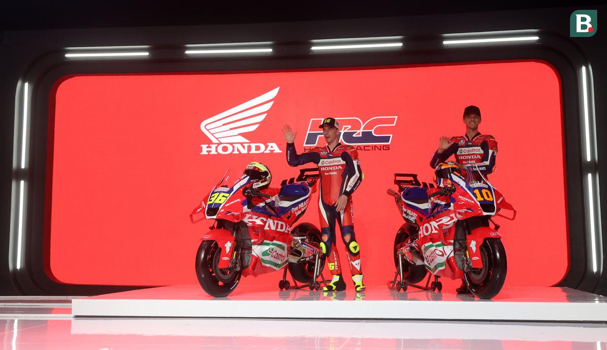Dua pebalap MotoGP Honda Racing Corporation (HRC) yakni Joan Mir (kiri) dan Luca Marini saat menghadiri launching motor baru untuk MotoGP 2025 di pabrik PT Astra Honda Motor (AHM) di Cikarang, Jawa Barat pada Sabtu (1/2/2025). Honda resmi merilis motor baru untuk MotoGP 2025. Nuansa oranye yang selama ini melekat di bodi kini didominasi merah. (Bola.com/M. Iqbal Ichsan)