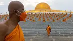 Biksu Buddha menghadiri perayaan Makha Bucha di kuil Wat Dhammakaya di provinsi Pathum Thani, utara Bangkok (16/2/2022). Makha Bucha merupakan salah satu hari raya terpenting bagi para penganut agama Buddha. (AFP/Jack Taylor)