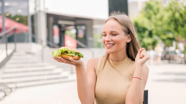 Sandwich dengan Telur dan Sayur [Dok/freepik.com]