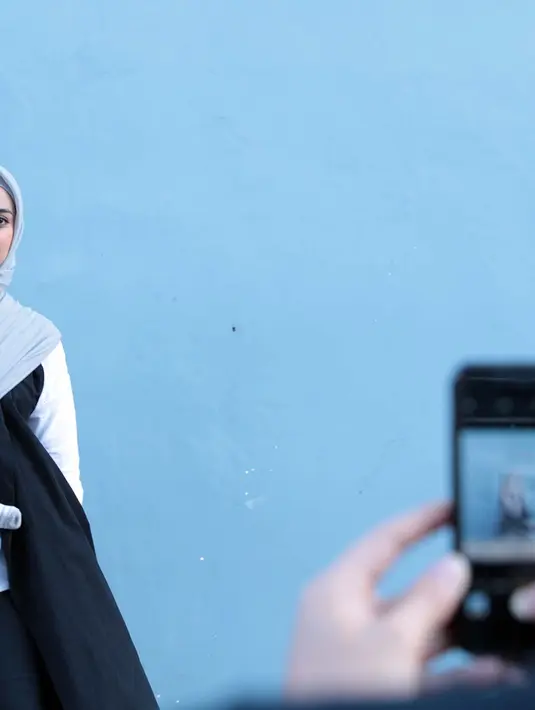 "Soalnya belum yang emang jalan terus dianya (belum aktif jalan ke sana sini)," tutur cucu dari komedian legendaris Bing Slamet. Hal yang sama juga bagi suaminya yang masih menolak menggunakan babby sitter. (Deki Prayoga/Bintang.com)