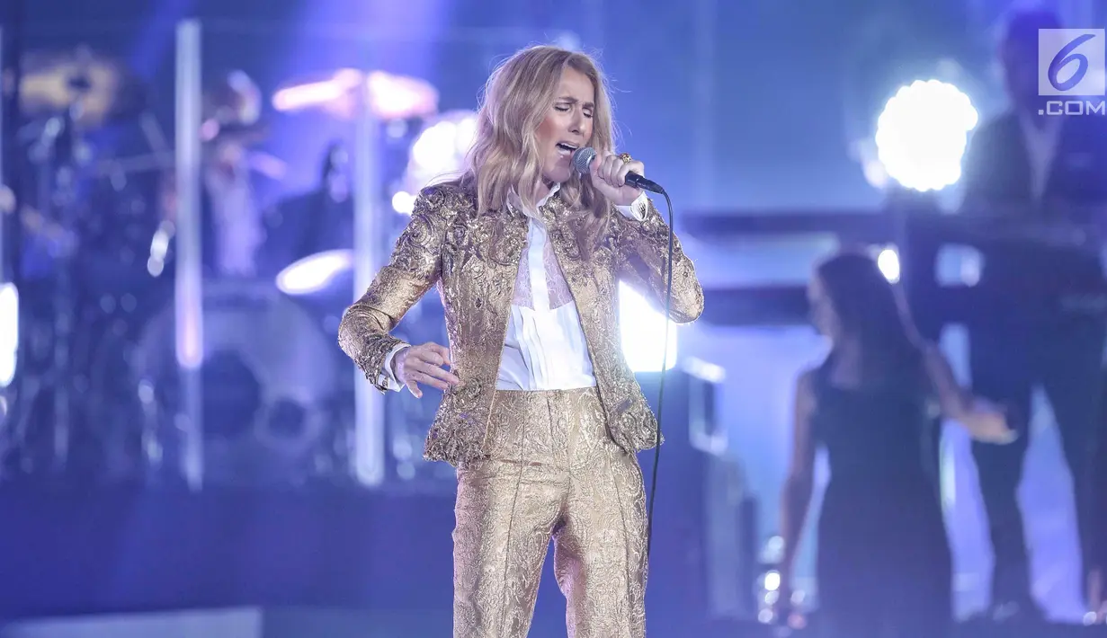 Penyanyi Celine Dion menghibur penonton saat konser tunggal di Sentul, Bogor, Sabtu (7/7). Konser bertajuk "Celine Dion Live Tour 2018 in Jakarta" membawakan 17 lagu. (Liputan6.com/Faizal Fanani)