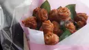 Sebuah hadiah Valentine siap dikirim di Manila, Filipina, Jumat (10/2). Buket bunga tersebut bukanlah mawar asli melainkan daging yang dibentuk mirip mawar. (AP Photo / Aaron Favila)