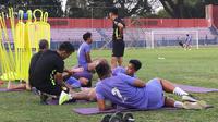 Vava Mario Yagalo, M. Taufiq, Fitra Ridwan, dan Anderson do Nascimento mendapat perawatan saat latihan di Stadion Brawijaya Kota Kediri. (Bola.com/Gatot Sumitro)
