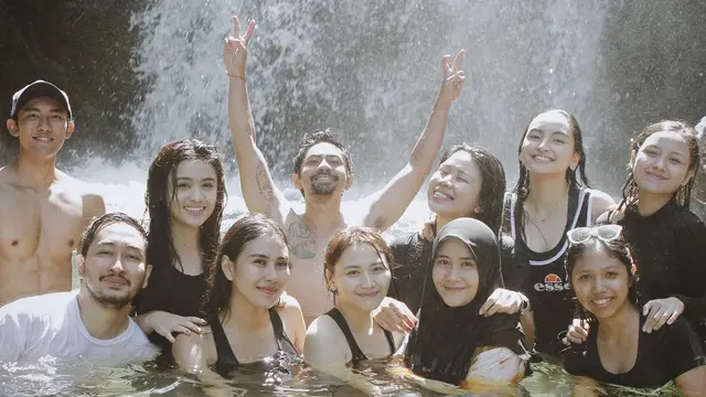 Potret Seru Liburan Ryana Dea dan Syahnaz Sadiqah di Curug. (Sumber: Instagram/ryana_dea)