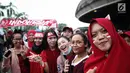 Sejumlah suporter wanita melukis pipinya dengan gambar bendera Merah Putih jelang semifinal SEA Games 2017 di Stadion Sham Alam Selangor, Malaysia, Sabtu (26/8). Timnas Indonesia U-22 bakal berlaga melawan Malaysia. (Liputan6.com/Faizal Fanani)