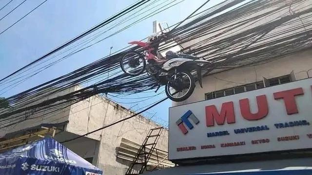 10 Potret Absurd Benda Nyangkut di Kabel Listrik, Ada Jemuran Hingga Mobil