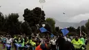Orang-orang menerbangkan layang-layang selama festival musim panas di taman Simon Bolivar, Bogota, 12 Agustus 2018. Layang-layang beraneka warna dan bentuk menghiasi ibu kota Kolombia tersebut. (AFP PHOTO/John VIZCAINO)