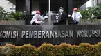 Pekerja PT JICT dan PT Pelindo II melakukan aksi pantomim di depan KPK, Jakarta, Kamis (11/2). Dalam aksinya, mereka menanyakan pengusutan kasus perpanjangan kontrak JICT yang terindikasi melanggar UU (Liputan6.com/Helmi Afandi)