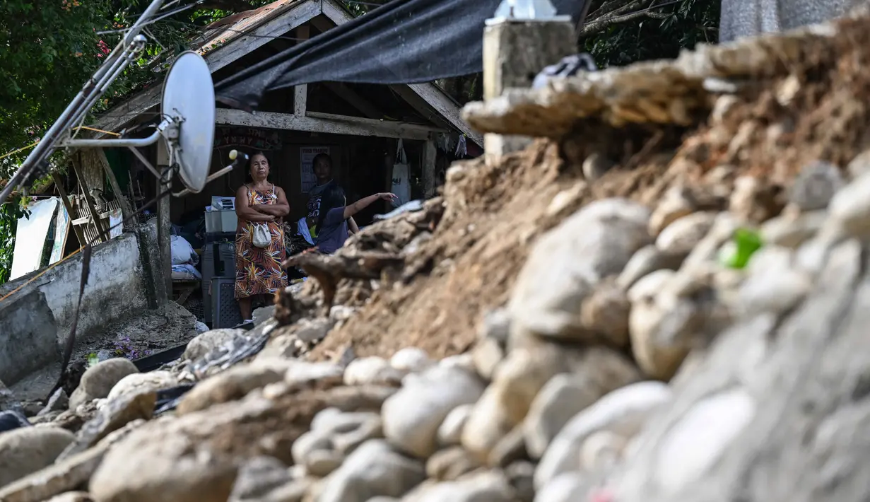 Guncangan gempa menyebabkan kerusakan parah pada sejumlah bangunan dan infrastruktur lainnya. (Jam STA ROSA/AFP)
