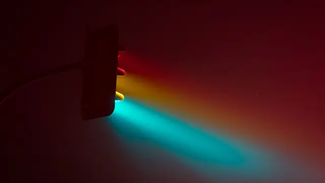 6 Foto Cahaya Lampu Lalu Lintas dalam Kabut Ini Dramatis, Hasilnya Bikin Kagum