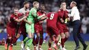 Para pemain Liverpool merayakan gelar juara Liga Champions 2019 usai mengalahkan Tottenham Hotspur di Stadion Wanda Metropolitano, Madrid, Minggu (2/6). Liverpool menang 2-0 atas Tottenham Hotspur. (AP/Manu Fernandez)