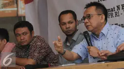 Wakil Ketua DPRD DKI Jakarta, M Taufik (kanan) memberikan pandangan pada sebuah diskusi publik di Jakarta, Kamis (30/6). Diskusi membahas Sulitnya Parpol Mencari Lawan Ahok pada Pilkada 2017 mendatang. (Liputan6.com/Helmi Fithriansyah)