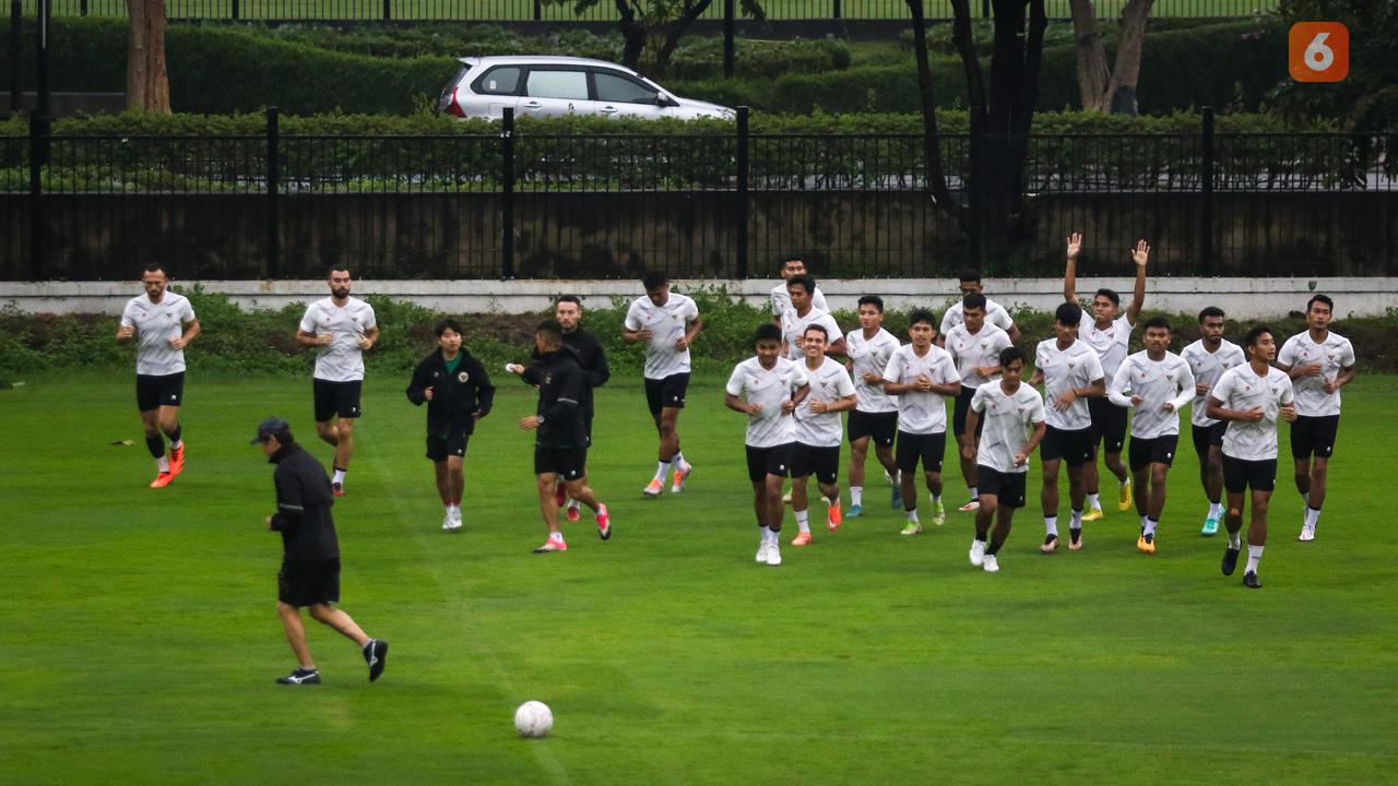 Foto: Timnas Indonesia Kena Kecoh Hujan saat Latihan Jelang Hadapi Vietnam di Piala AFF 2022, Sudah Balik tapi Ditelpon Kembali ke Lapangan