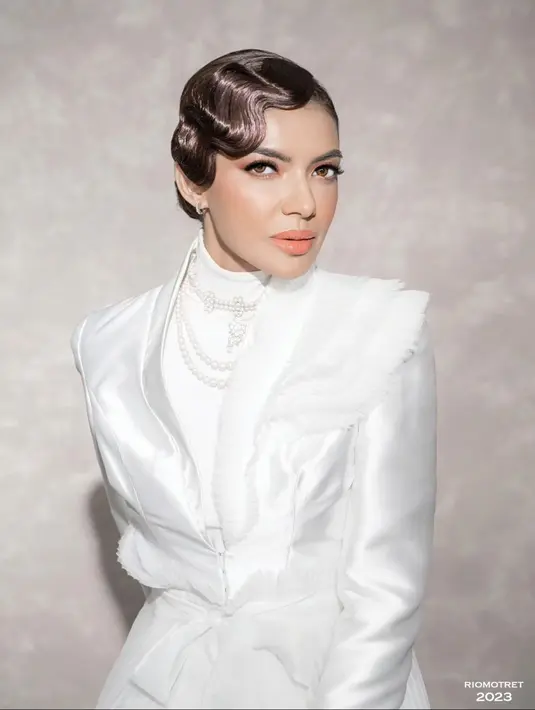 Gaya penampilan Najwa Shihab satu ini juga sukses membuat pangling netizen. Dirinya pun tampil dlama balutan busana muslim dengan makeup serta gaya rambut begitu berbeda dibandingkan biasanya. (Liputan6.com/IG/@riomotret)