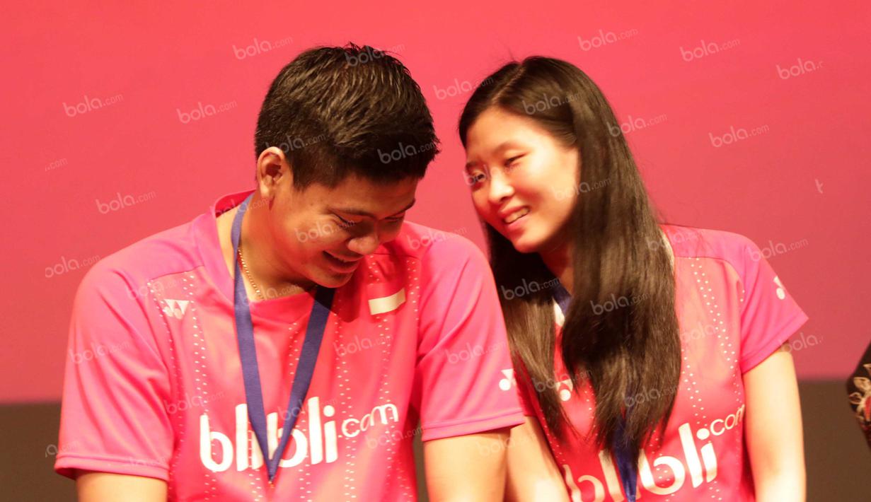 Keakraban Praveen Jordan dan Debby Susanto Juara Ganda Campuran All England 2016 saat acara penghargaan dan bonus dari PB Djarum di Plasa Senayan, Jakarta, Selasa (22/3/2016). (Bola.com/Nicklas Hanoatubun)