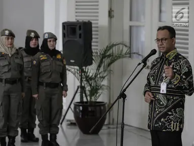 Gubernur DKI Jakarta Anies Baswedan menyampaikan pidato saat memimpin pelepasan personel Satpol PP di halaman Pendopo Balai Kota, Jakarta, Kamis (29/3). (Liputan6.com/Faizal Fanani)