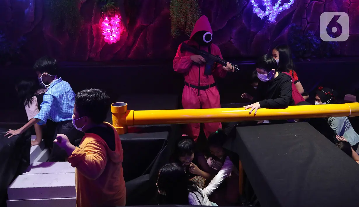 Pramusaji menggunakan kostum serial Netflix Squid Game di Cafe Strawberry, Jakarta, Sabtu (16/10/2021). Cafe tersebut melakukan inovasi dengan mengusung tema permainan yang ada dalam film asal Korea Selatan yakni Squid Game untuk memberikan daya tarik bagi pengunjung. (Liputan6.com/Herman Zakharia)