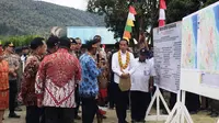 Presiden Jokowi saat berkunjung ke Pergunungan Arfak, Minggu (27/10/2019). (Liputan6.com/Lizsa Egeham)