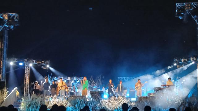 Maliq & D’Essentials