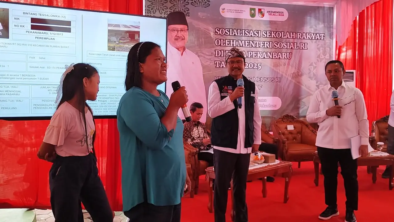 Menteri Sosial Saifullah Yusuf dan Gubernur Riau berbincang dengan orangtua yang anaknya akan menjadi siswa di Sekolah Rakyat.