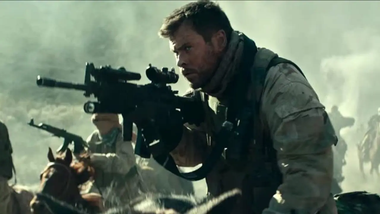 Chris Hemsworth dalam 12 Strong