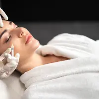 Ilustrasi seorang wanita tengah melakukan perawatan kulit dengan metode suntik biostimulator. (c) iakovenko123/Depositphotos.com