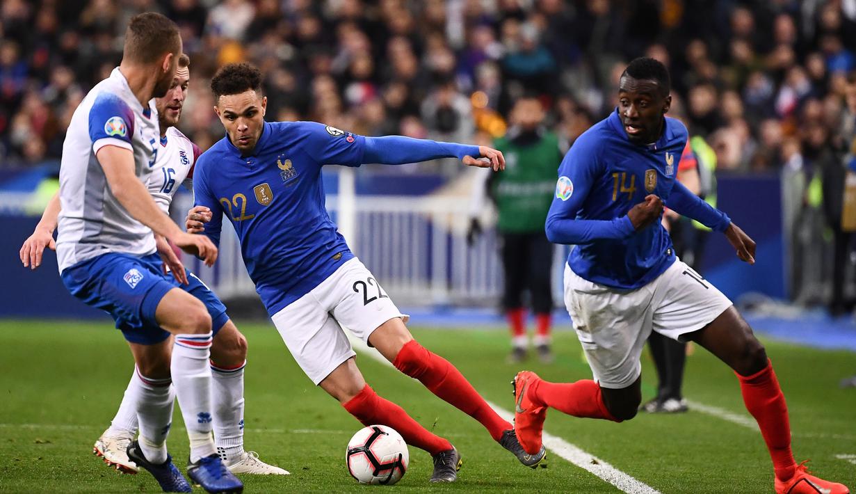 Aksi bek sayap Prancis, Layvin Kurzawa pada laga kedua Kualifikasi Piala Eropa 2020 Grup H yang berlangsung di Stadion Stade de France, Paris, Selasa (26/3). Perancis menang 4-0 atas Islandia. (AFP/Franck Fife)