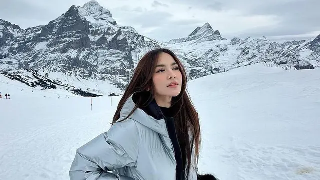 Outfit Mahalini saat Liburan Akhir Tahun ke Eropa