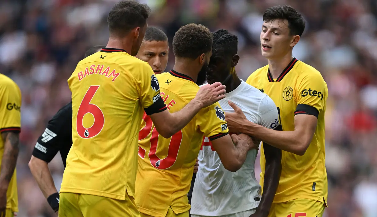 Para pemain Sheffield United berusaha melerai rekannya Jayden Bogle (tengah) yang bersitegang dengan pemain Tottenham Hotspur, Yves Bissouma pada laga pekan kelima Premier League 2023/2024 di Tottenham Hotspur Stadium, London, Sabtu (16/9/2023) malam WIB. (AFP/Justin Tallis)