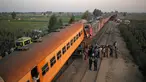 Petugas medis berkumpul di lokasi tabrakan kereta dekat Kom Hamadah, Provinsi Beheira, Mesir, Rabu (28/2). Kementerian Trasportasi Mesir mengatakan 15 orang tewas dan 40 lainnya terluka. (AP Photo/Mostafa Darwish)
