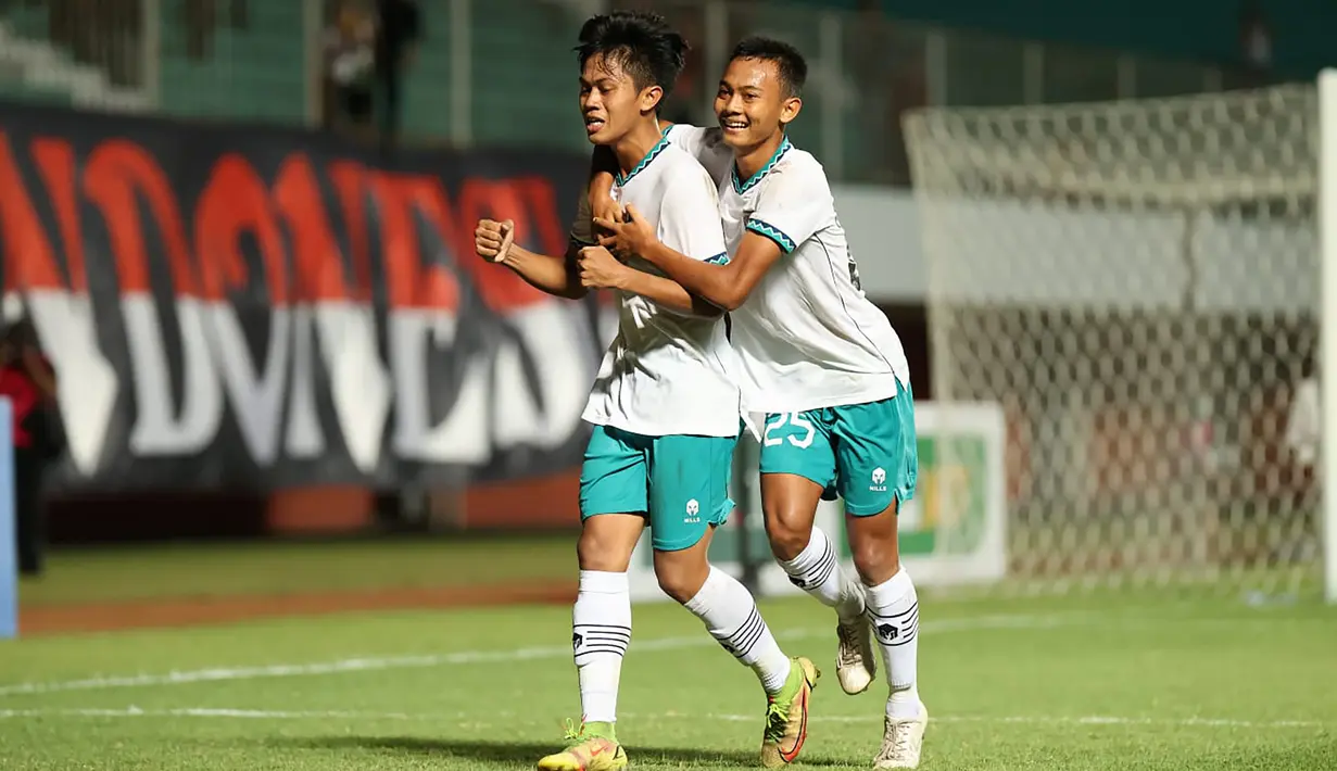 Bintang lainnya adalah Muhammad Kafiatur Rizky (kiri) yang mampu mengoyak gawang Singapura dua kali di babak pertama. (PSSI)
