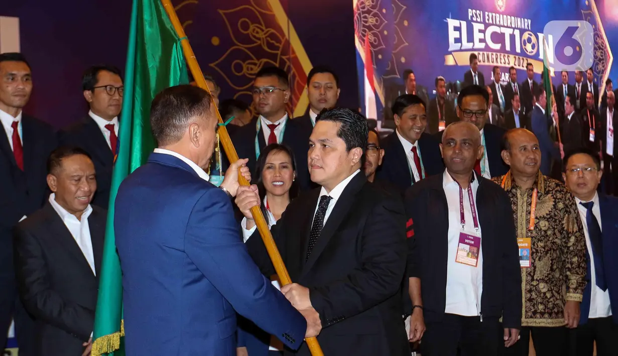Ketua Umum PSSI periode 2023-2027 Erick Thohir (kanan depan) menerima bendera panji PSSI dari Ketua Umum PSSI periode 2019-2023 Mochamad Iriawan saat Kongres Luar Biasa Persatuan Sepak Bola Seluruh Indonesia (KLB PSSI) 2023 di Jakarta, Kamis (16/2/2023). Erick Thohir terpilih menjadi Ketua Umum PSSI periode 2023-2027 menggantikan posisi Mochamad Iriawan yang habis masa jabatannya. (Liputan6.com/Herman Zakharia)